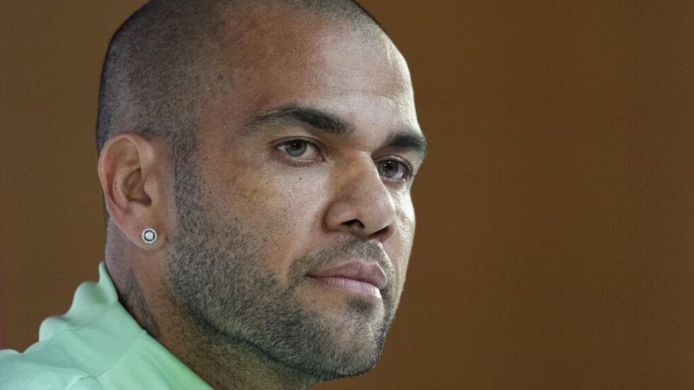 Daniel Alves deve mudar pela quinta vez versão sobre caso de estupro na Espanha