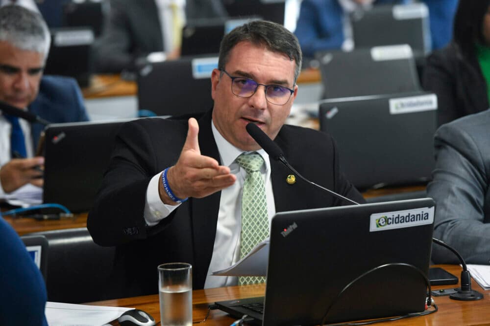“A acusação foi desmontada por completo”, diz Flávio Bolsonaro sobre interrogatório do pai no STF