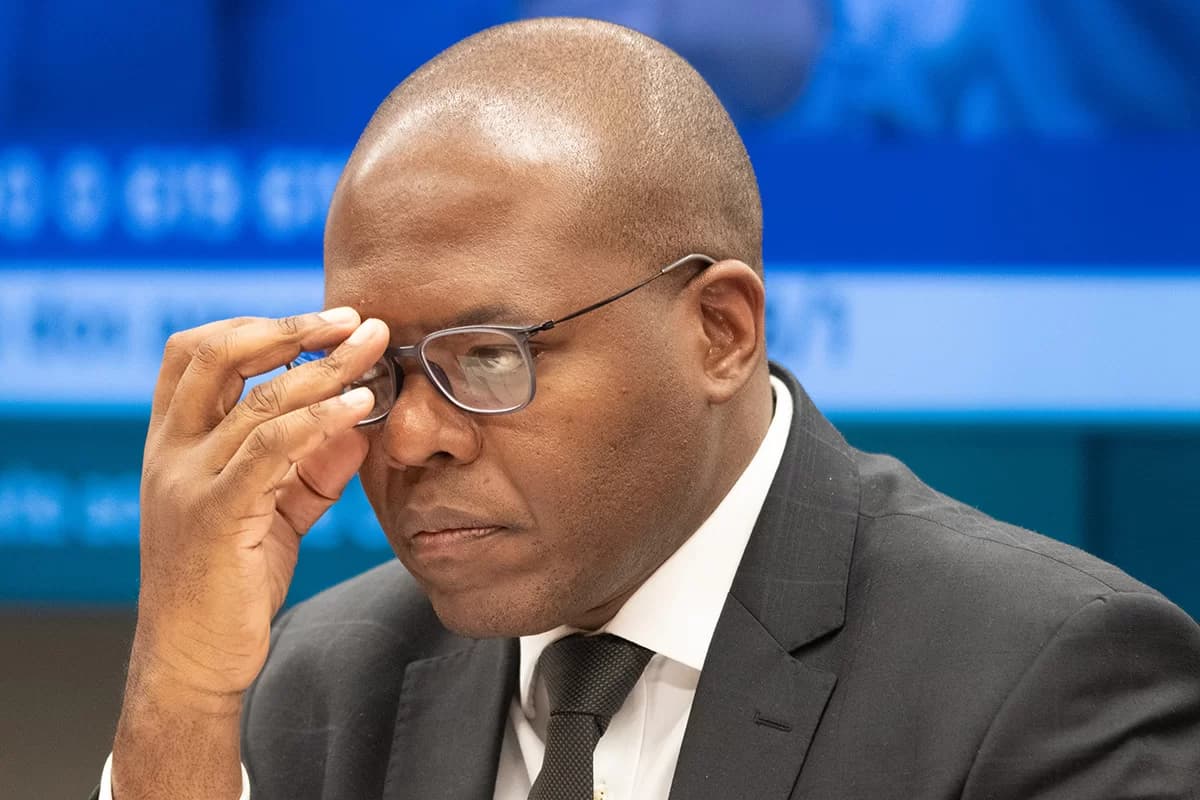 Ministro diz que são “ataques difamatórios” as críticas por “dama do tráfico”