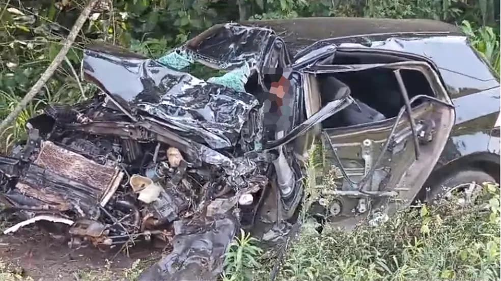 Motorista morre e carro fica destruído após acidente com caminhão, no Tocantins