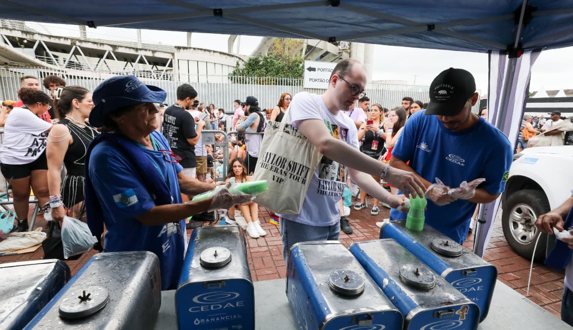 Câmara recebeu ao menos 10 projetos para oferta de água em eventos; no AM a lei já existe