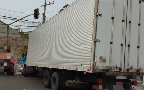 Caminhão tem pane mecânica e deixa trânsito parado no Centro de Manaus