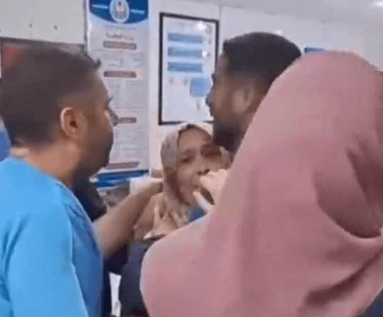 VÍDEO: Em Gaza, enfermeira se desespera ao descobrir que paciente é sua filha