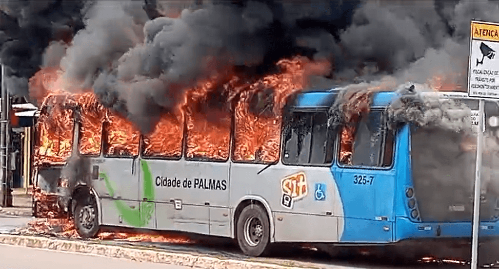 VÍDEO: Ônibus é tomado por incêndio em avenida de Palmas