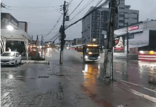 Chuva desde a madrugada desta terça (7) coloca Manaus em risco moderado