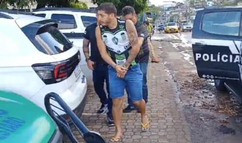 VÍDEO: Homem suspeito de fazer segurança de &#8216;Boca de Fumo&#8217; é preso em Manaus