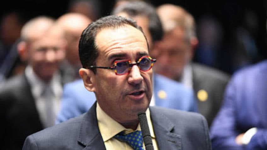 Proibição de militares da ativa em cargos do primeiro escalão do governo será incluída em PEC, diz Kajuru