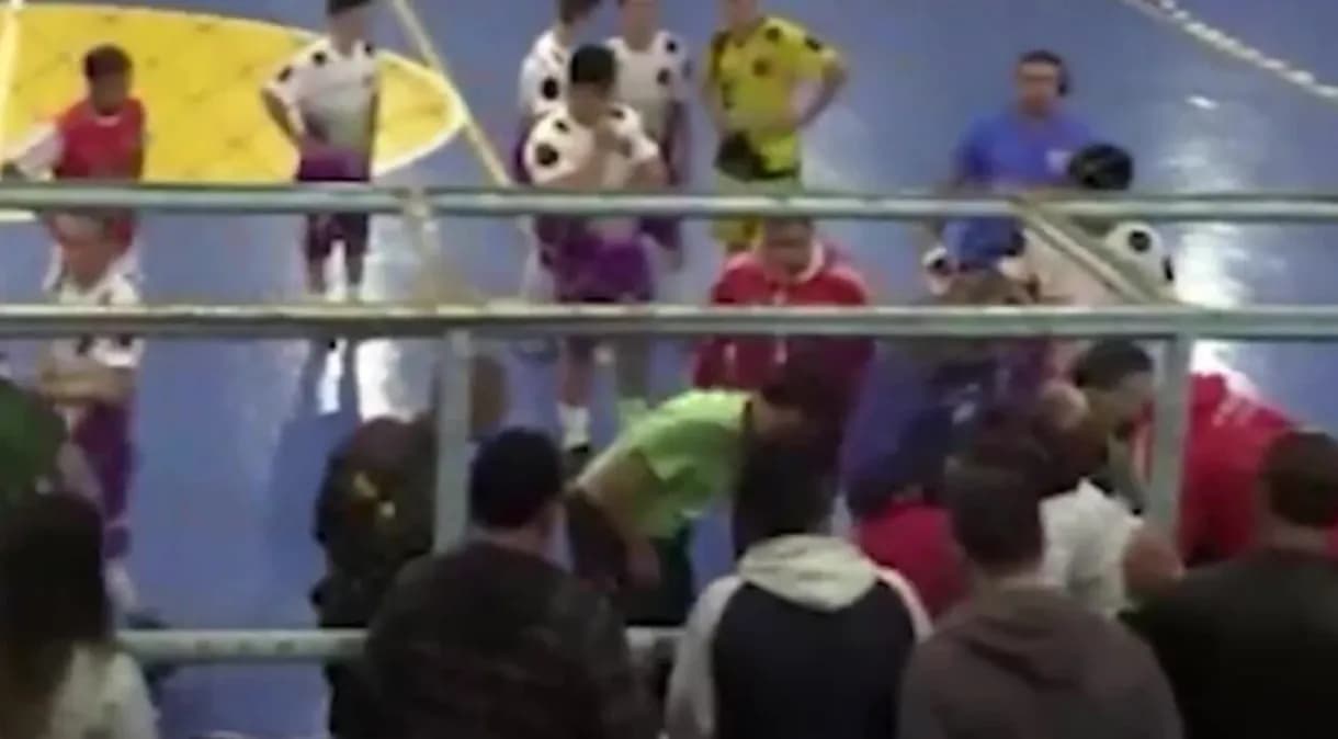 VÍDEO: Jogador morre após mal súbito em partida de futsal no RS
