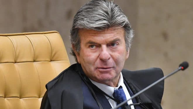 Fux pede explicações a Tarcísio sobre perdão a multas que beneficia Bolsonaro