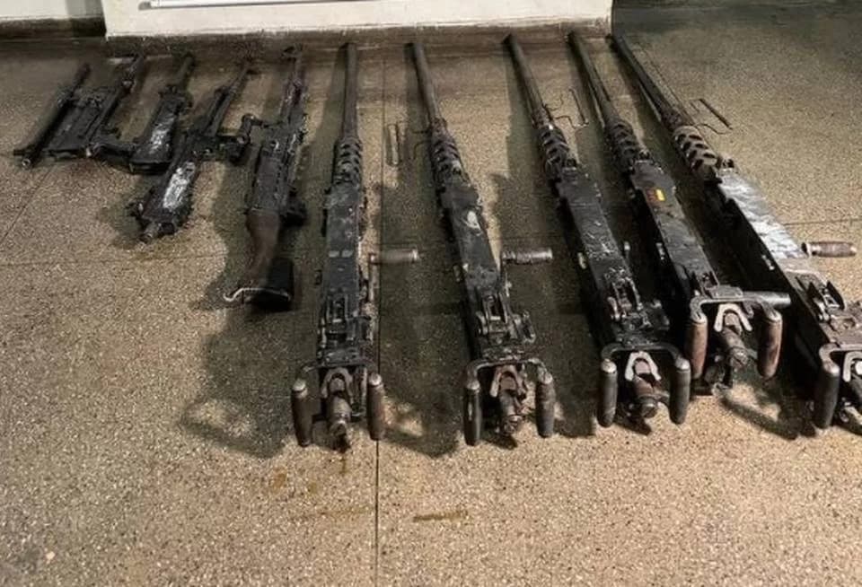 Duas metralhadoras furtadas de quartel são achadas em carro de fornecedor do Comando Vermelho