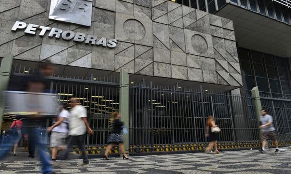 Petrobras seleciona escolas públicas para receber doação de notebooks