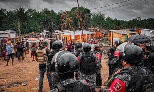 Reintegração de posse retira cerca de 200 pessoas de área de invasão, em Manaus