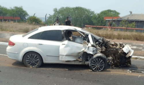 Motorista perde controle de carro e bate em poste na zona Leste de Manaus