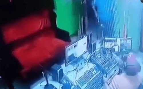 VÍDEO: Homem se passa por cliente, entra em estação de rádio e mata locutor