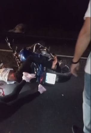 Mulher grávida e companheiro morrem após moto bater contra vaca, na BR-242, no Tocantins