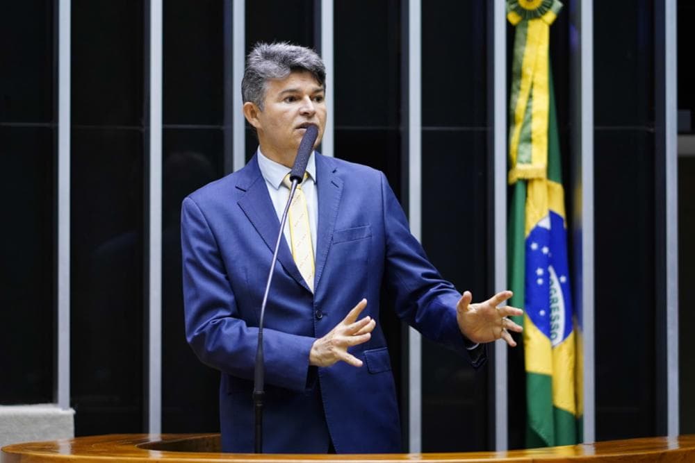 Tapa de Quaquá: deputado propõe dar porte de arma a parlamentares