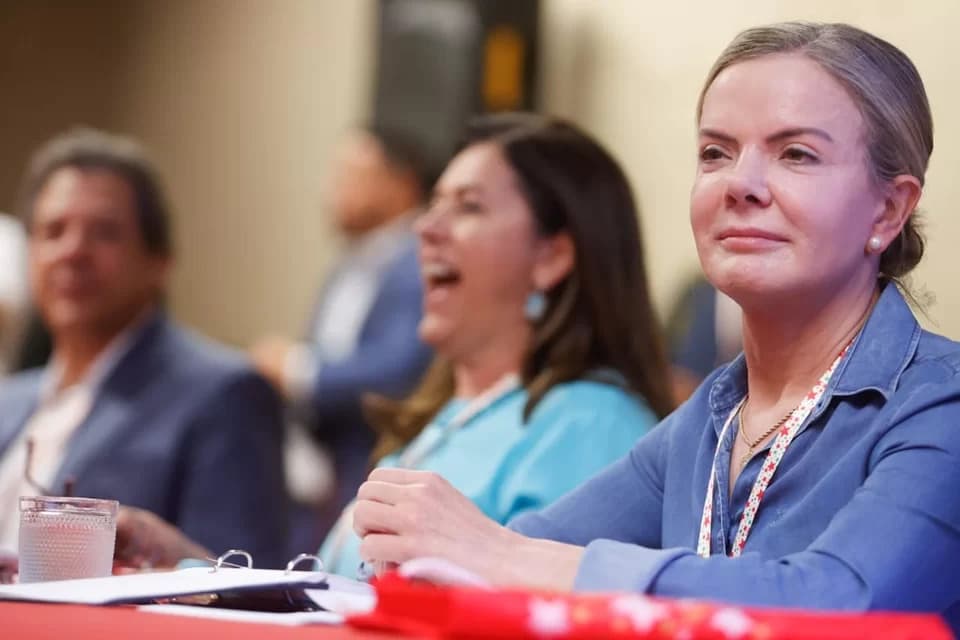 Gleisi Hoffmann diz que Congresso pode “engolir” governo se popularidade de Lula cair