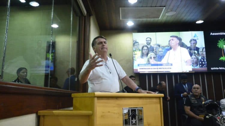 Bolsonaro critica decisão do STF e diz estar “junto com a imprensa”