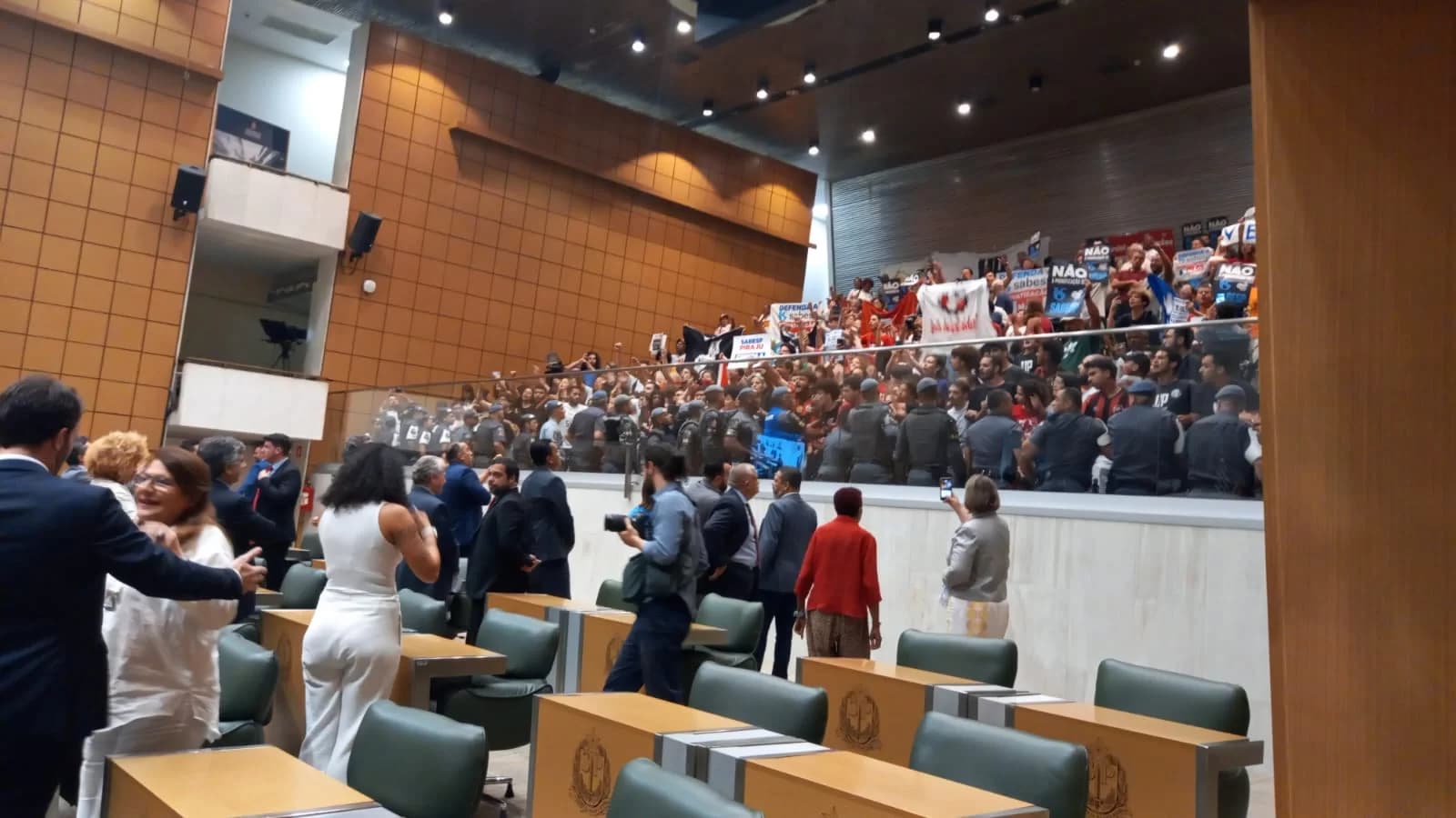 Sessão na Alesp é suspensa após pancadaria e uso de gás lacrimogêneo