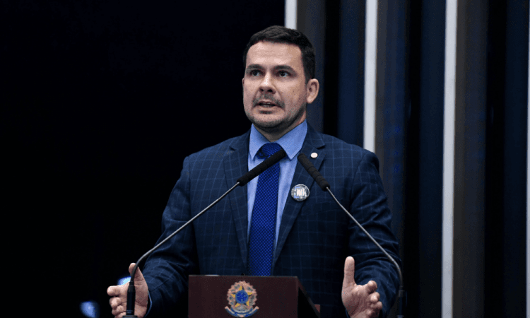 Após rumores de pré-candidatura a prefeito, Alberto Neto diz: “Seguimos firmes sob o comando de Bolsonaro”