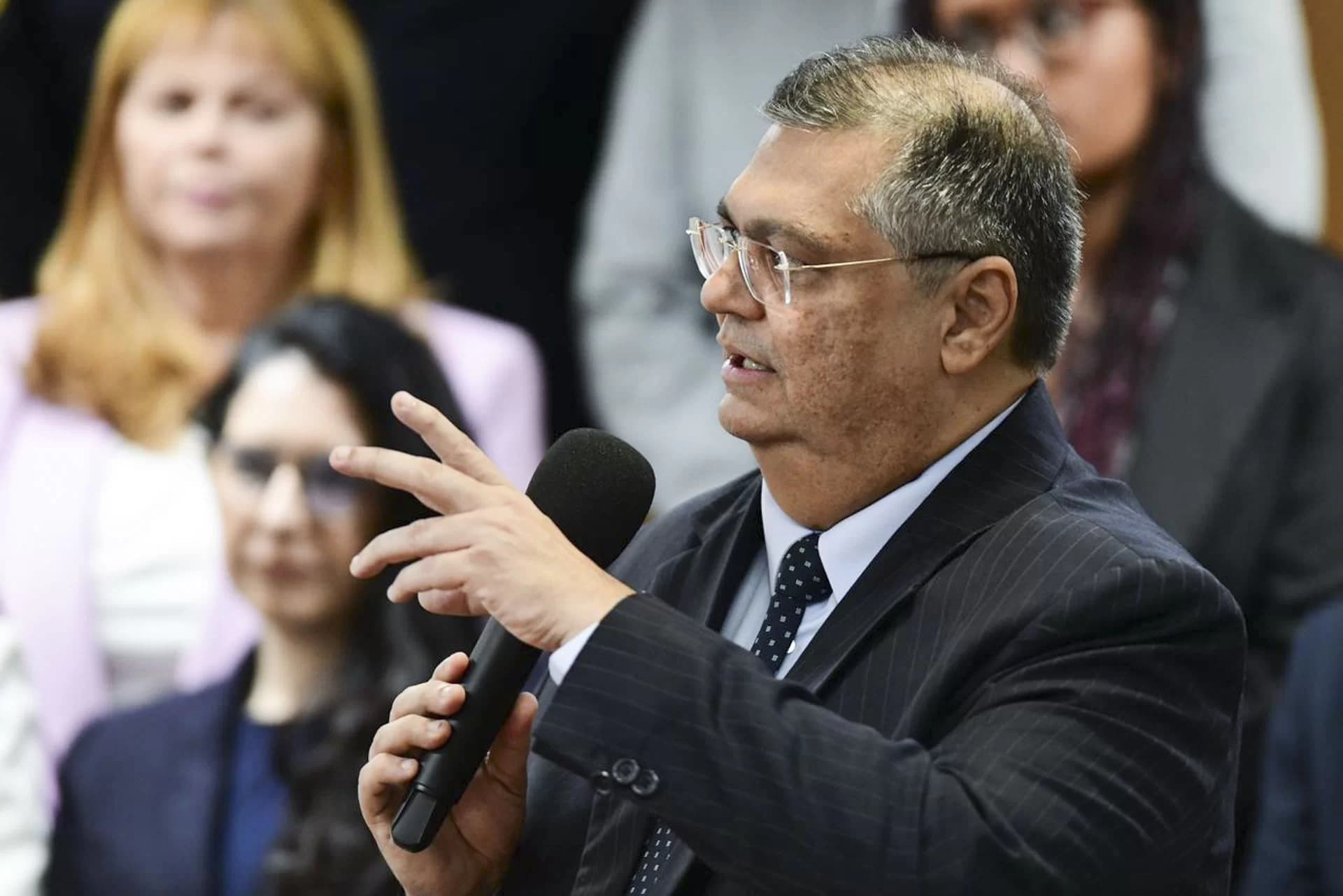 Dino volta a defender decisão sobre leis estrangeiras e diz que STF “não topa tudo por dinheiro”