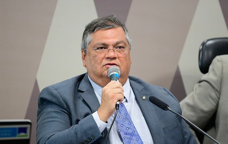 Aborto deveria ser debatido pelo Congresso e não por decisão judicial, diz Dino em sabatina