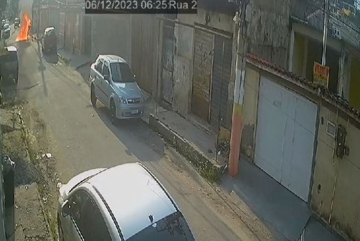 VÍDEO: Idoso ateia fogo em vizinho por causa de cocô de cachorro no RJ