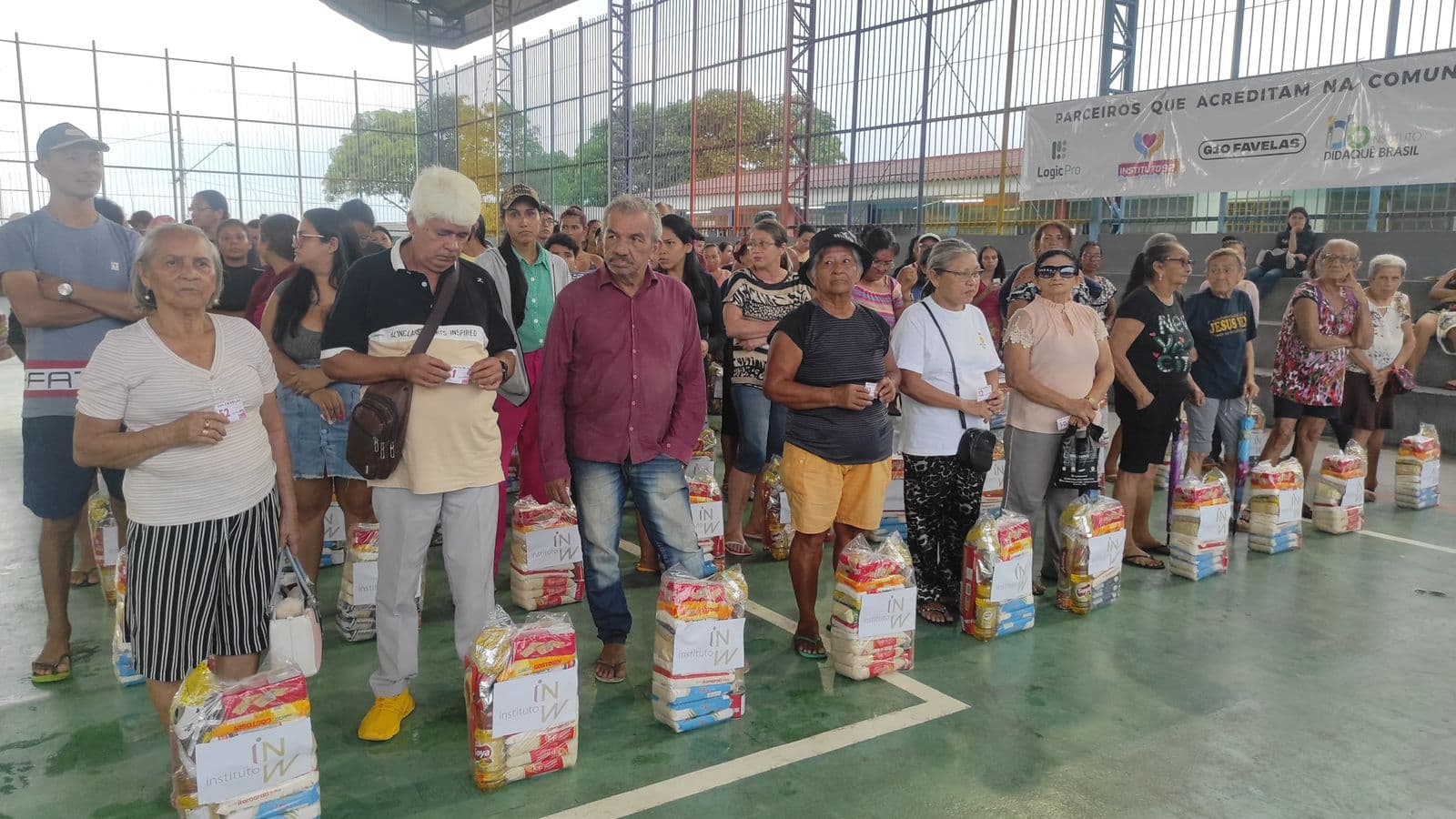 G10 Favelas, INW e parceiros realizam entrega de cestas básicas para famílias das zonas Norte e Leste de Manaus
