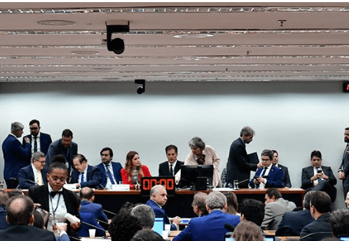 Comissão do Congresso aprova relatório sobre o projeto da lei orçamentária para 2024