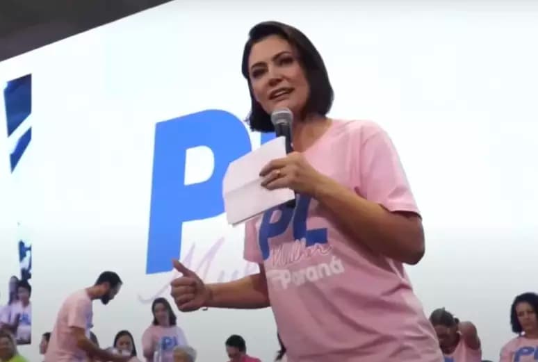 Michelle Bolsonaro, cotada para substituir Moro, tem coro de ‘senadora’ no PR