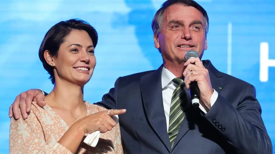 Bolsonaro e Michelle acionam Justiça para que Lula se retrate por falas sobre móveis