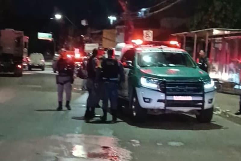 Viatura da Polícia Militar é atingida por tiros no bairro Compensa, em Manaus