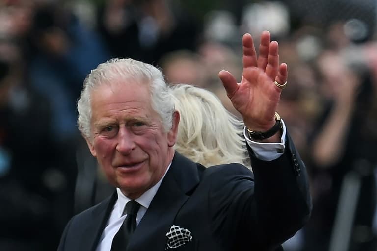 Rei Charles III é hospitalizado para cirurgia de próstata na Inglaterra