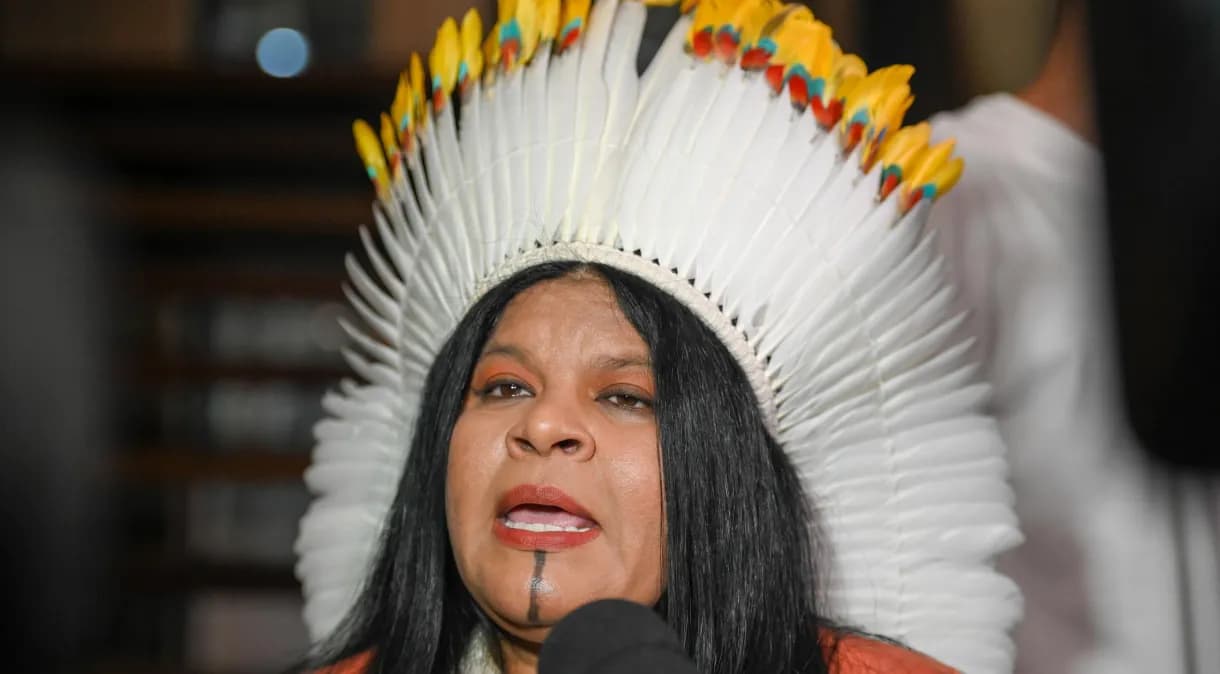 Sonia Guajajara afirma que parte das queimadas no Brasil são praticadas por grupos negacionistas