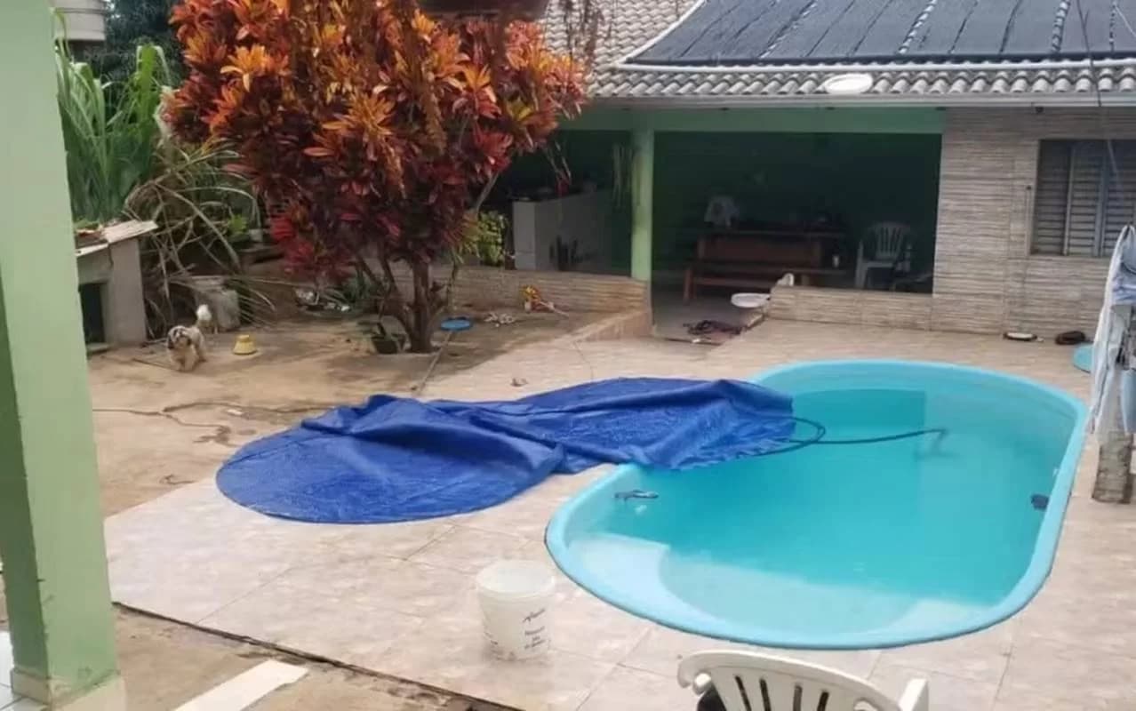 Bebê de 1 ano morre afogada após se enrolar em lona de piscina, em GO