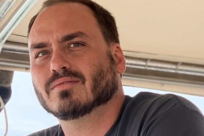 Carlos Bolsonaro anuncia pré-candidatura ao Senado em 2026