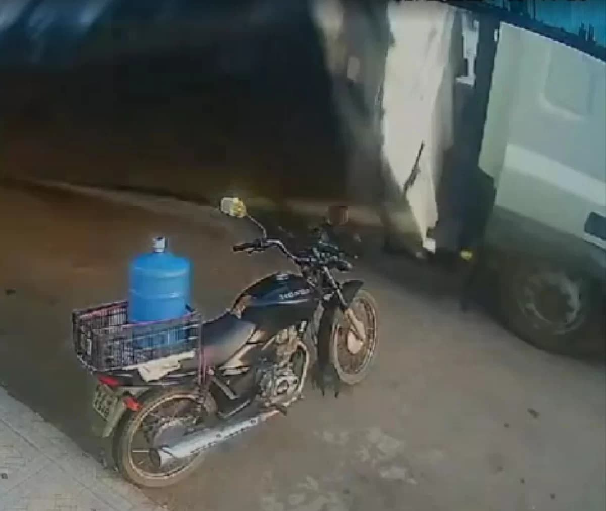 VÍDEO: Por segundos, motociclista escapa de ser esmagado por carreta em Pernambuco