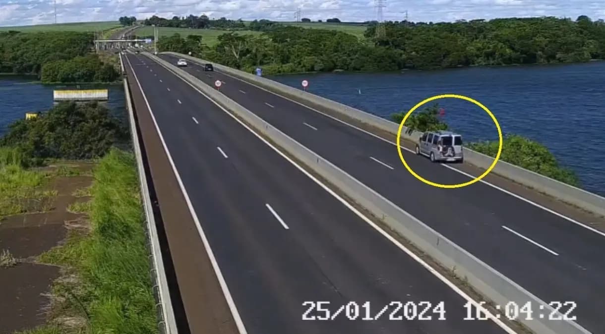 VÍDEO: Homem passa mal enquanto dirige e esposa assume direção do banco do passageiro em SP