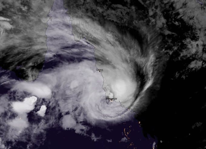 VÍDEO: Ciclone Kirrily chega na Austrália com ventos de até 165 quilômetros por hora