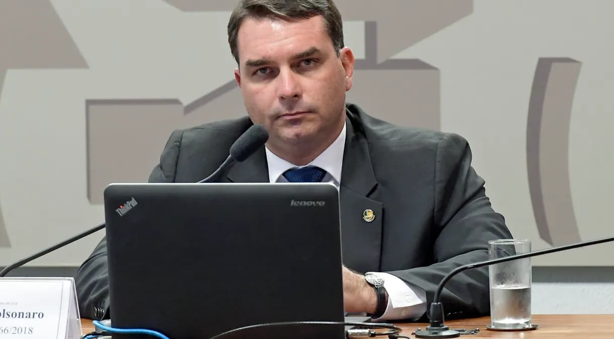 Flávio Bolsonaro promete derrubar “taxa de Lula” para compras internacionais