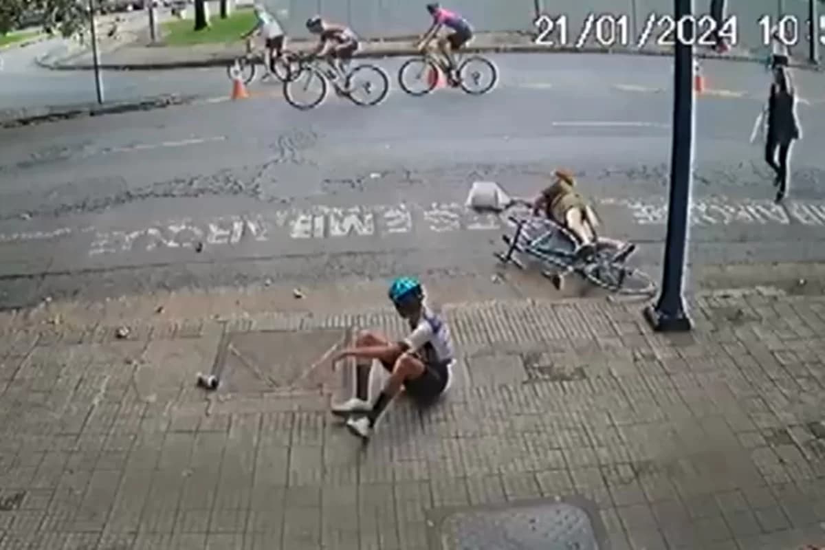 VÍDEO: Idosa atravessa via durante prova de ciclismo e é atropela em MG