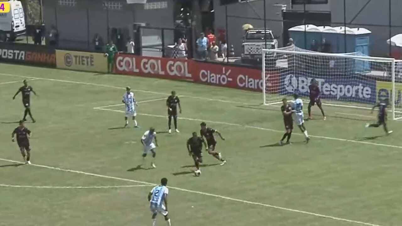 Vídeo: Na Copinha, zagueiro chuta do meio de campo e marca “gol que Pelé não fez”