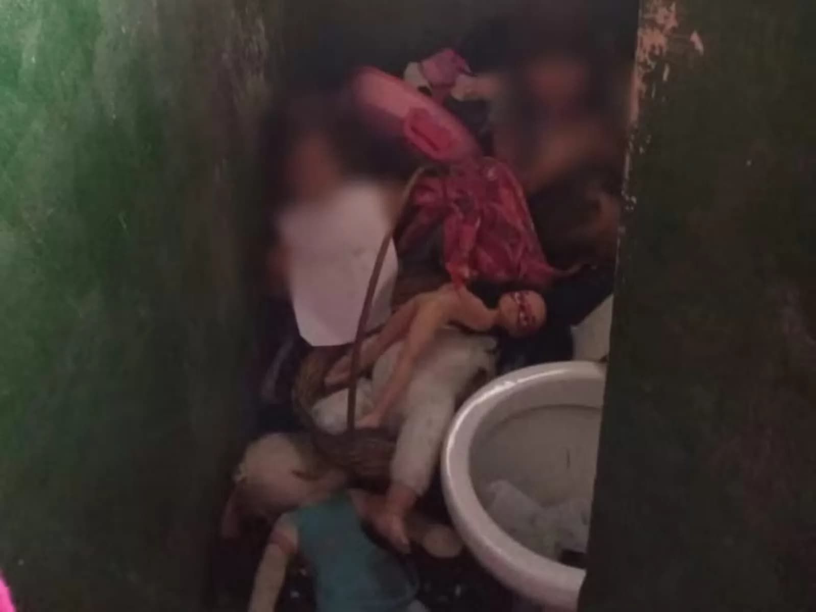 Mãe é presa após trancar e abandonar crianças em banheiro sujo no interior de SP