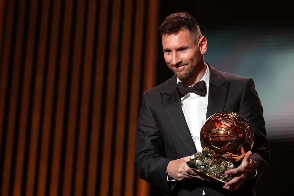 Messi faz doação de oitava Bola de Ouro ao Barcelona; entenda