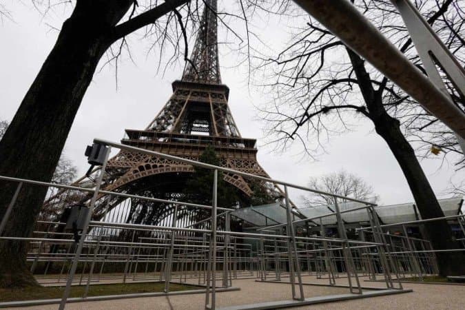 Torre Eiffel é fechada pelo segundo dia seguido após greve de funcionários