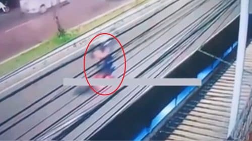 VÍDEO: Homem ‘dá o grau’ no meio da rua e cai de moto, em Manaus