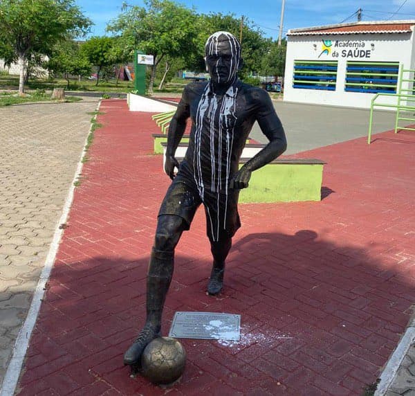 Após condenação, Daniel Alves volta a ter estátua vandalizada no interior da Bahia