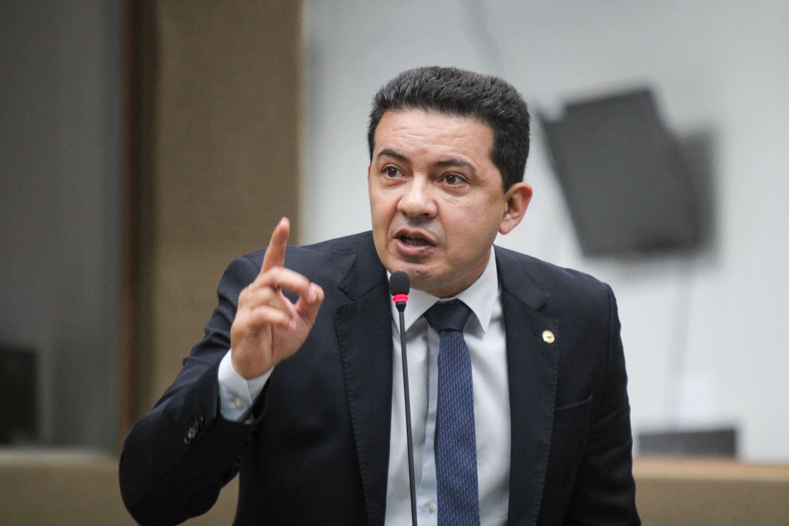 “Vou ensiná-lo a usar o Google”, diz Delegado Péricles a Amom sobre pedido de impeachment de Lula