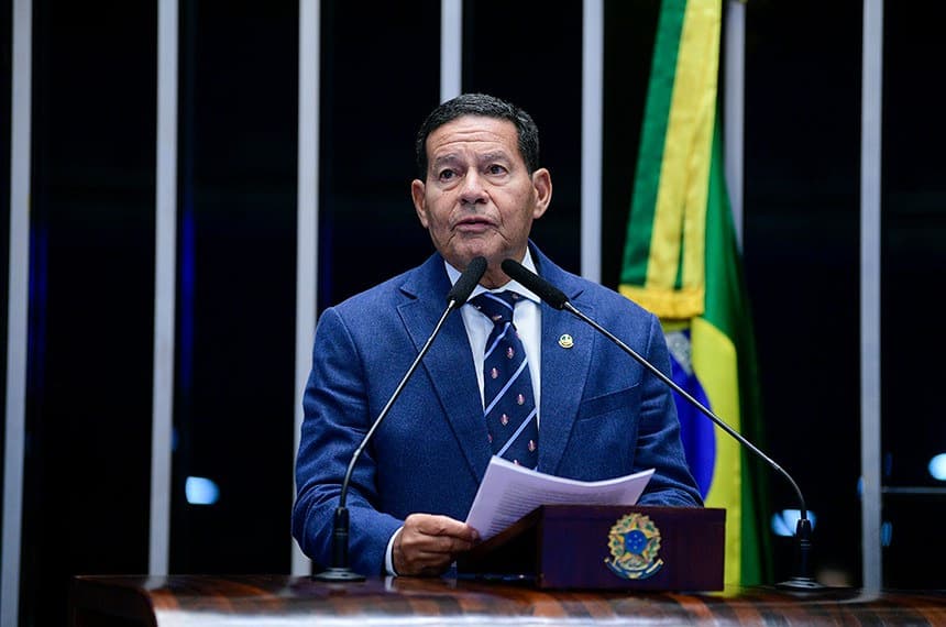 “Inquéritos eternos buscam ‘pelo em ovo'”, diz Mourão após operações da PF