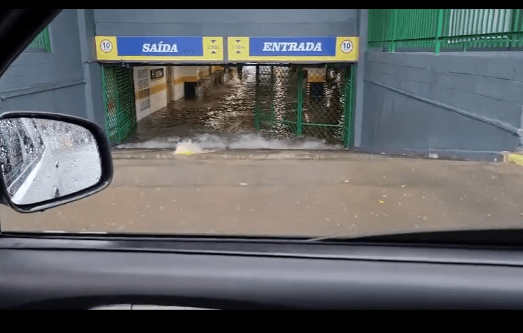 Fortaleza regista maior chuva em 20 anos e deixa shoppings e comércio alagados